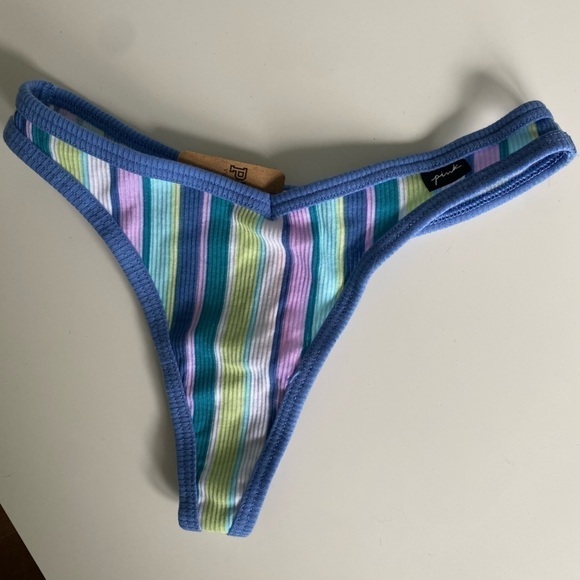 NWT 🆕 Victoria’s Secret Pink Cotton Ribbed Striped Thong in XS - Picture 1 of 4
